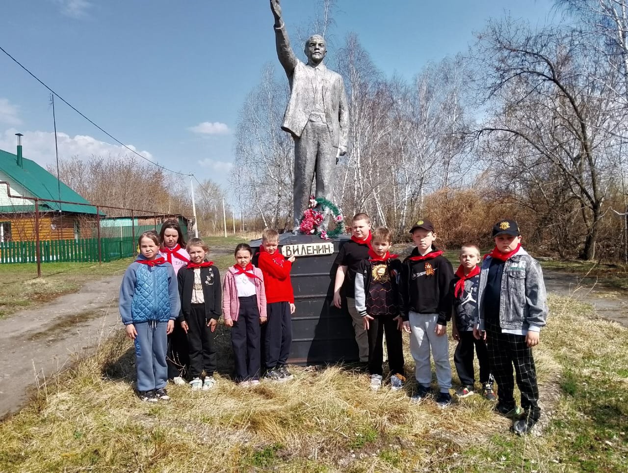 Экскурсия к памятнику В. И. Ленина.