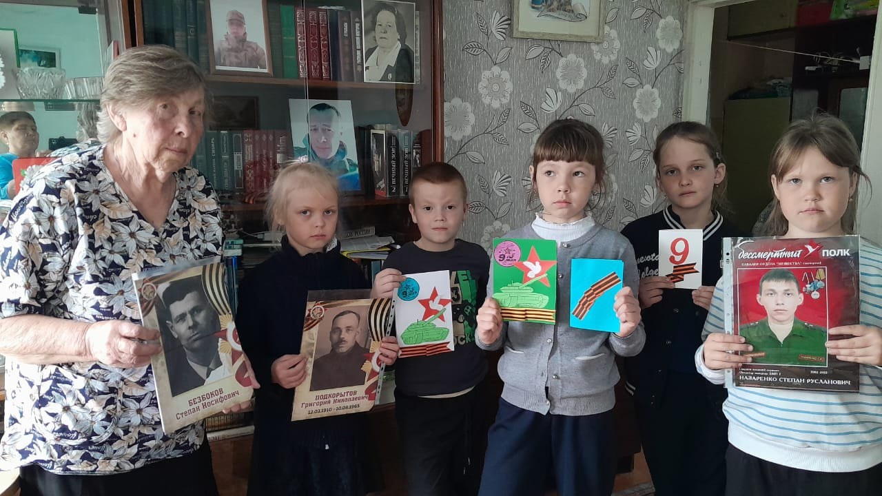 Поздравили ветерана педагогического труда Колесникову Тамару Степановну с приближающимся Днём Победы..